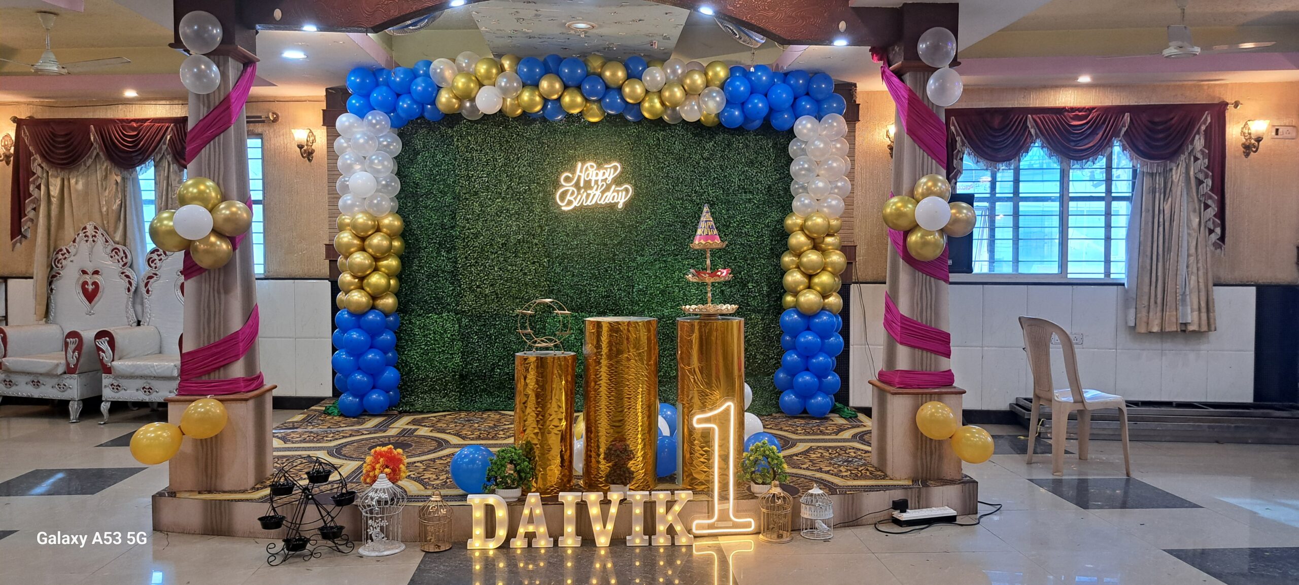 Grand Metallic Gold, Blue and White Balloons decoration