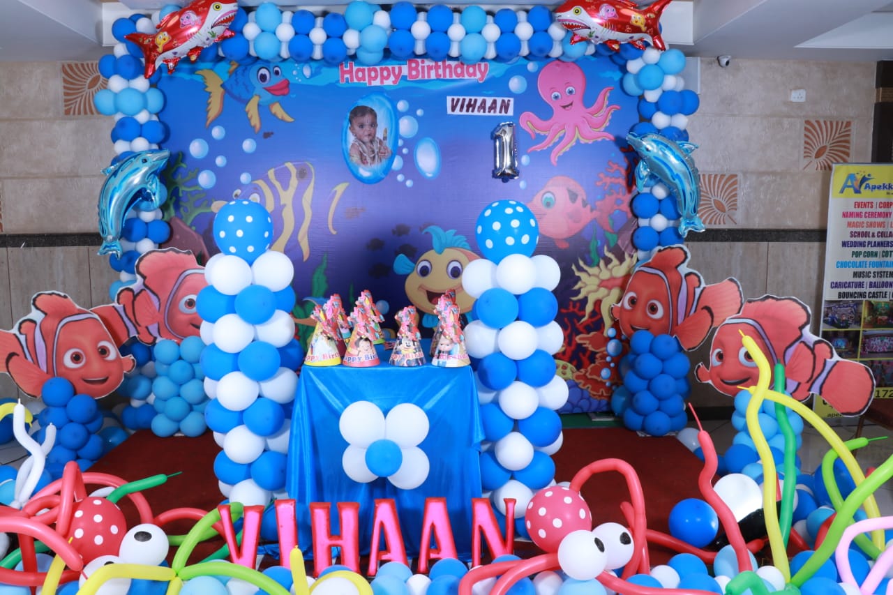 Nemo-Themed Blue and White Balloon Decoration