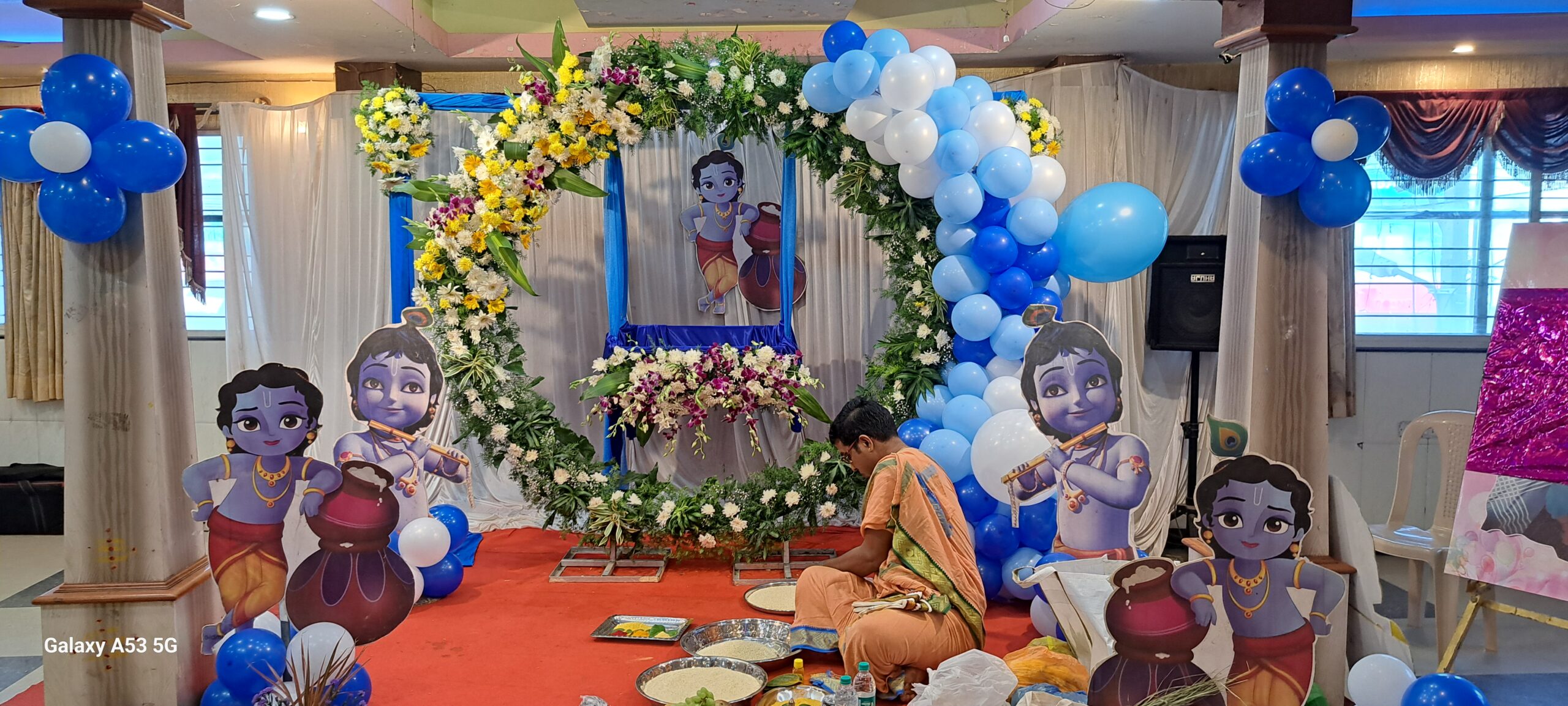 Beautiful Krishna-themed balloon and floral decor