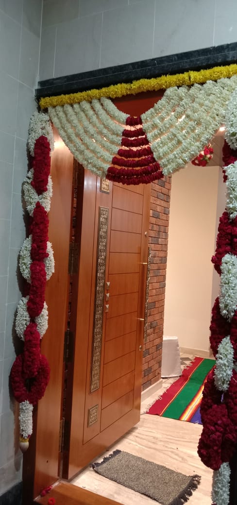 White Samanti and Red Flowers Entrance Decoration