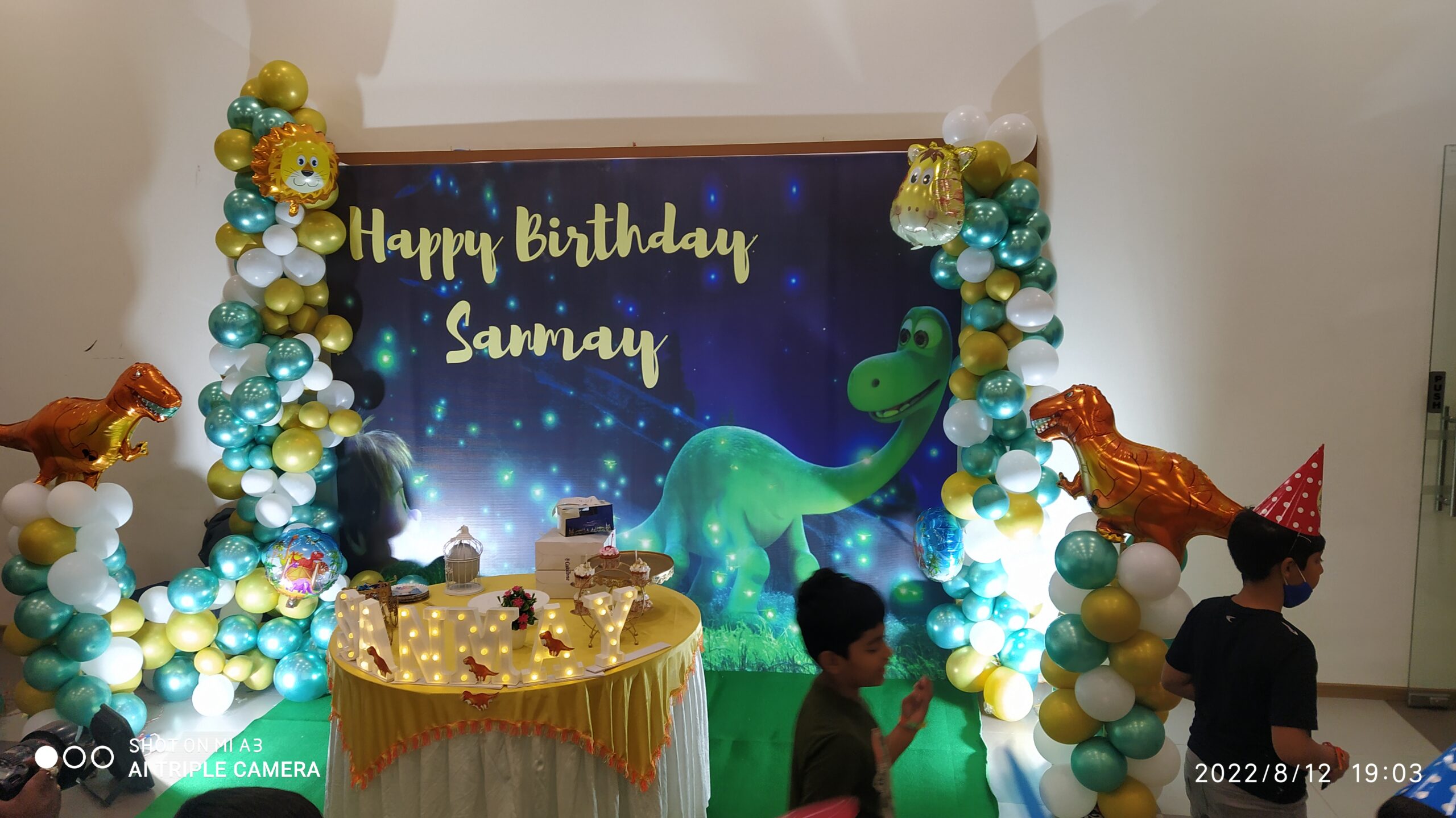 Dinosaur Cartoon-Themed Balloon Decoration