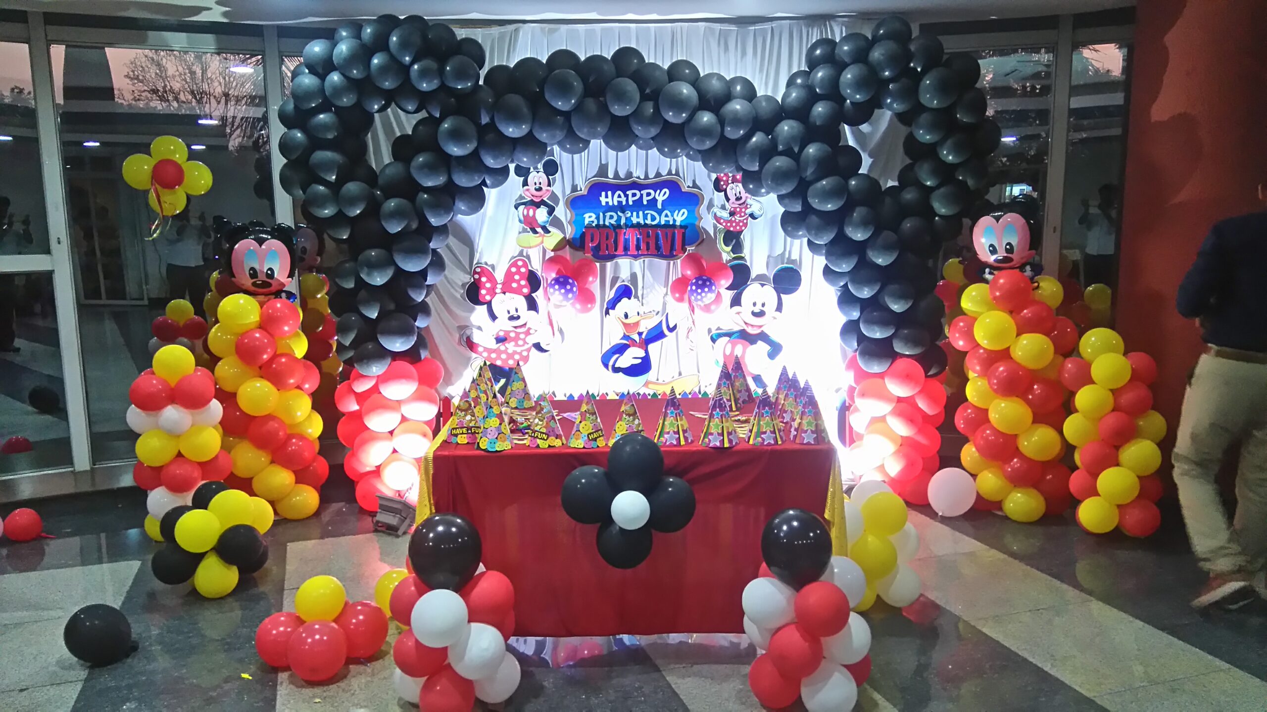 Grand Mickey Mouse-themed Multicolour Balloon Decoration