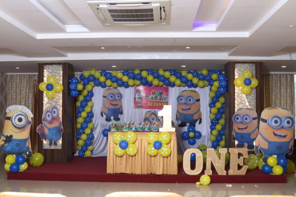 Minions-themed Blue and Yellow Dotted Balloon Decor
