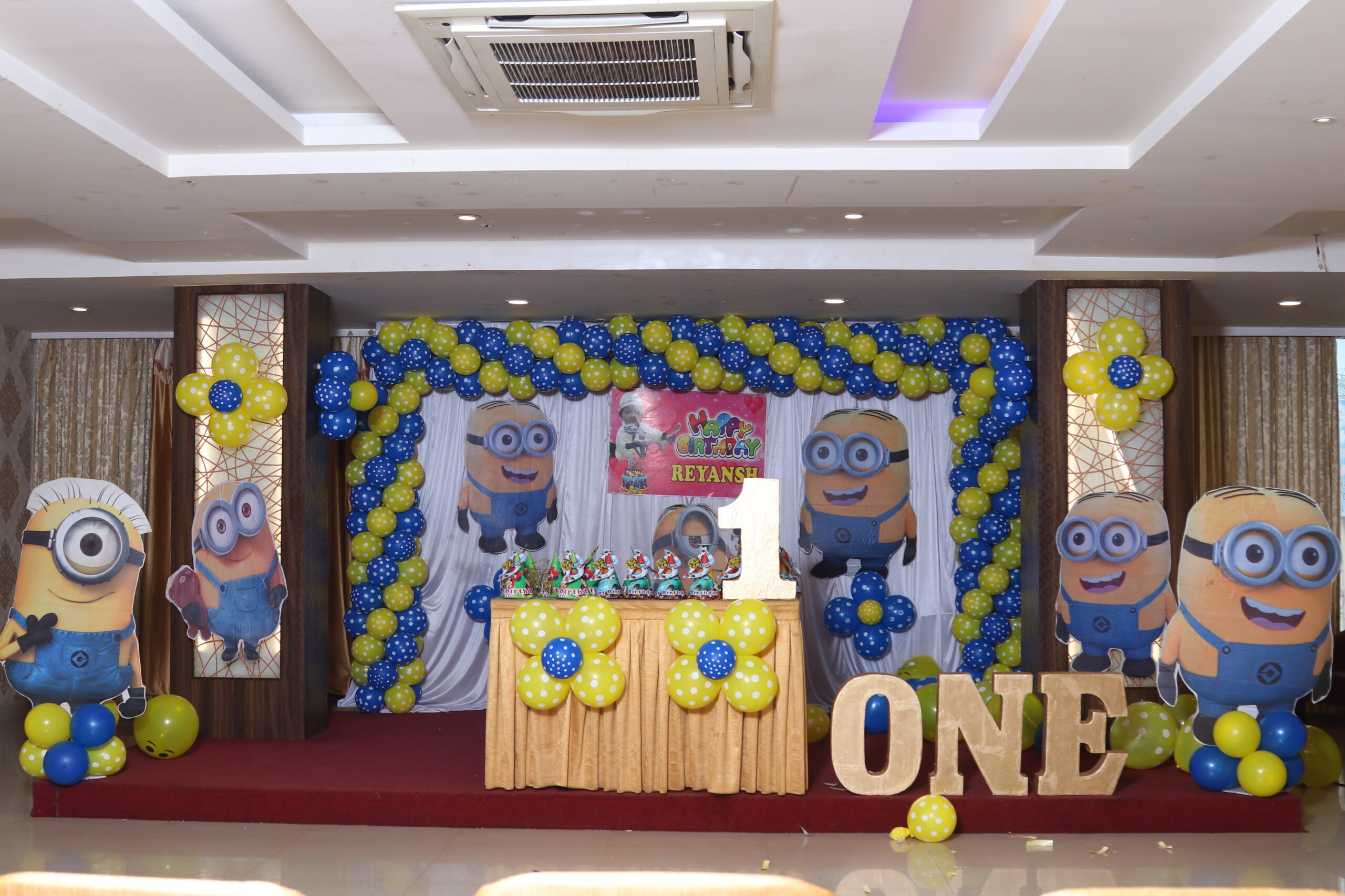 Minions-themed Blue and Yellow Dotted Balloon Decor