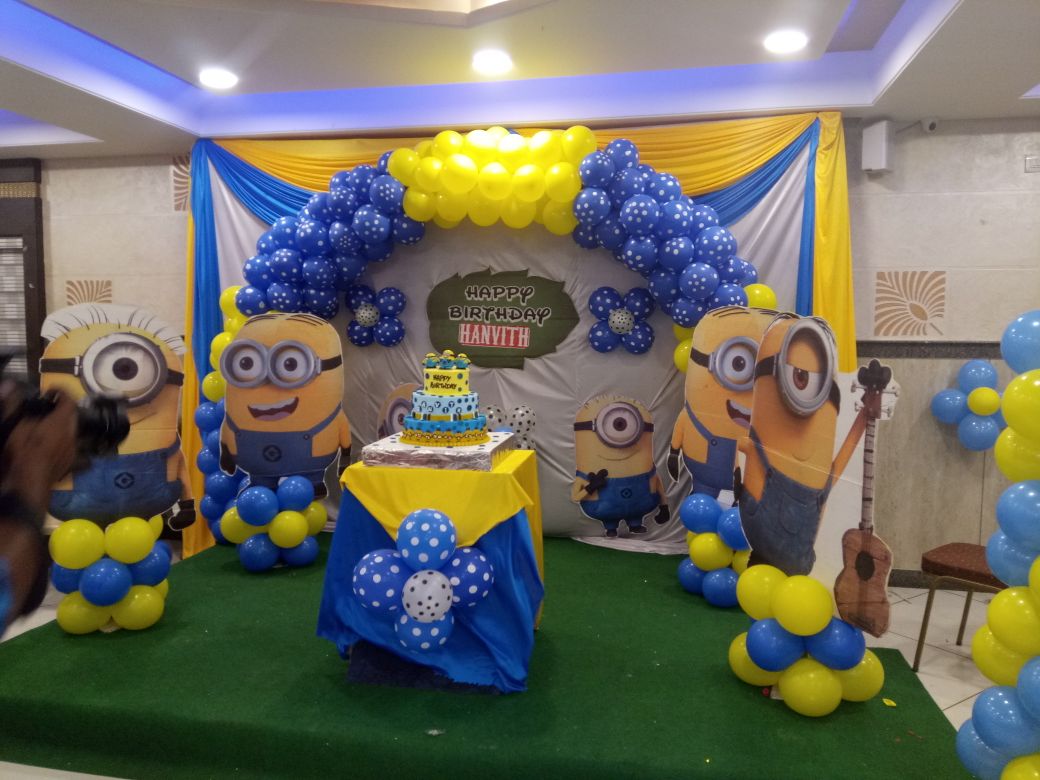 Minion-Themed Dotted Blue and Yellow Balloon Decoration